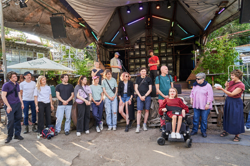 Das Team des Sommerblut Kulturfestivals vor der Außen-Bühne auf Odonien, Köln